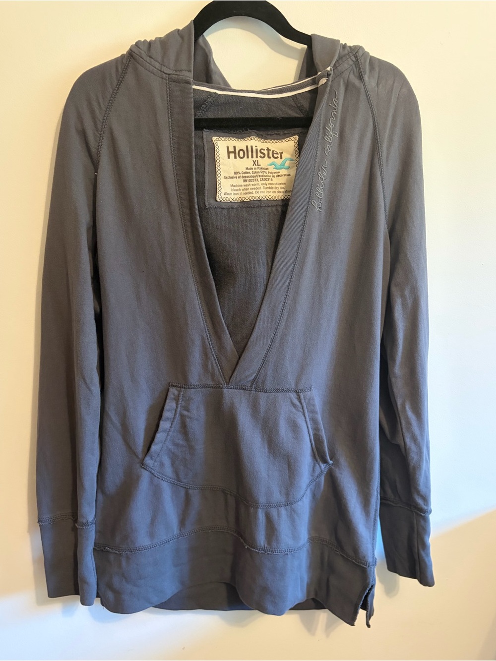 HOLLISTER- size XL vintage Y2K Deep V-Neck Hoodie in dark grey/charcoal colorway
